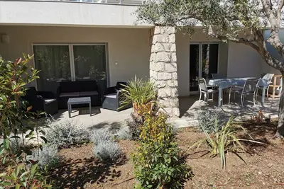Image de Appartement 3* tout confort dans villa à 50 m de la mer avec accès privé.