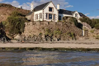 Image de emplacement exceptionnel sur la plage pour cette villa de charme