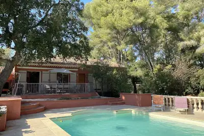 Image de Villa provençale climatisée et sa piscine proche mer.
