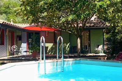 Image de Maison et piscine en bois. Jardin sans vis-à-vis, calme et ombragé
