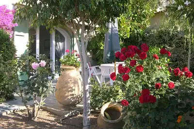 Image de Studio de charme climatisé au pied des plages, 4p, avec sa jolie terrasse arborée
