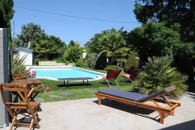 Image de Petit Coin Exotique Face A Piscine, Parking Securise