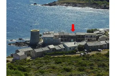 Ancien cabanon de pêcheurs les pieds dans l'eau