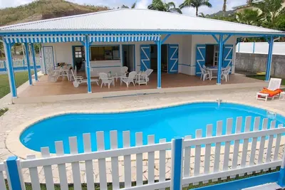 Image de À 3 minutes à pied de la plage! Superbe villa avec piscine proche de la mer