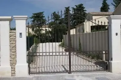 Villa de standing, piscine chauffée à Saumane de vaucluse l'isle sur la Sorgue