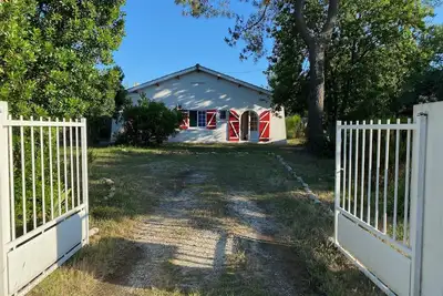 Image de Jolie villa calme sans vis à vis à 700m de la plage et du marché, grand jardin
