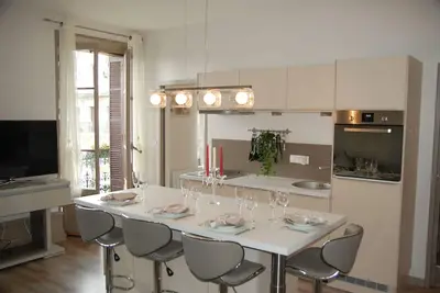 Image de Superbe F1 de 42 m2 moderne dans ancien Palace-vue lac-parking-WiFi-balcon