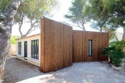Image de maison d architecte de bord de mer sous les pins dans un quartier calme