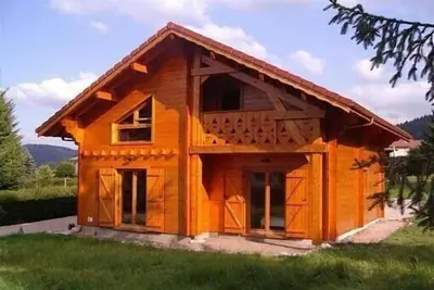 Chalet  neuf en madrier massif. calme avec Spa standing asure, billard Wi-Fi