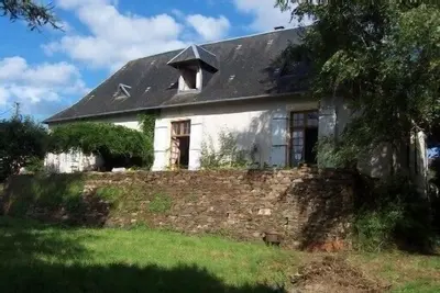 Image de Périgord-Limousin, belle maison de village dans un jardin au pied du château