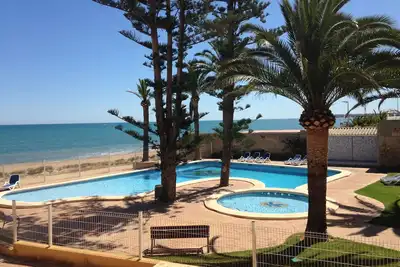 Image de Superbe maison 100m² + 70m² terrasse. Résidence sur la plage, vue mer, piscine.