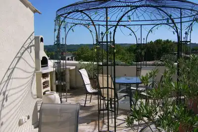 Appartement avec clim+ terrasse sur le toit coeur historique de Pezenas 34120