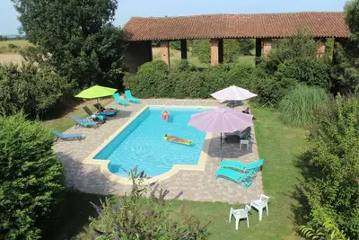 Image de 3 gites spacieux qui peuvent être rejoints  avec piscine chauffee