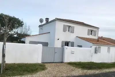 Image de La maison blanche et grise vous attend