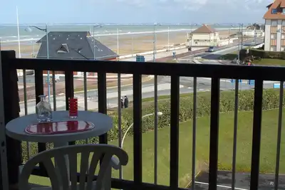 Image de Grand studio vue mer, loggia. A proximité immédiate de la plage surveillée.