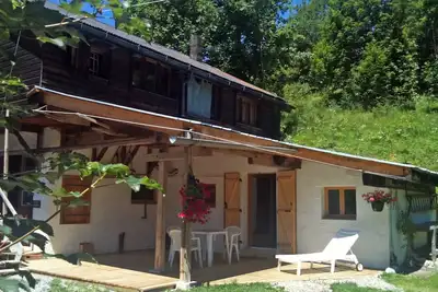 Image de Petit T3 de charme pour 4 personnes - Terrasse abritee en RdJ de chalet -