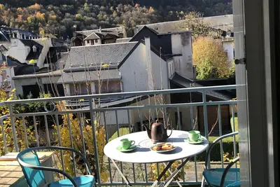T2bis avec terrasse centre Luchon. Wifi. Calme. Vue montagne. Tarif cure.