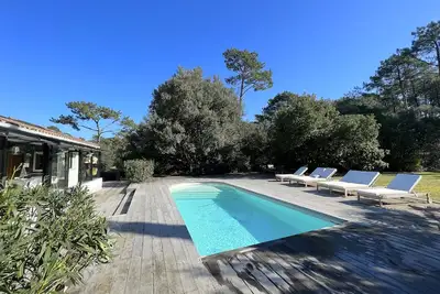 Image de Villa de 160 m2 \/ piscine ensoleillée et chauffée dans les pins avec pool-house.