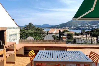 Attique, terrasse 45 m2 avec barbecue et une carte postale devant les yeux! WiFi