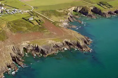 Image de La « Villa Trimael » bâtie sur une pointe, en Baie de Douarnenez, vue à 180 °