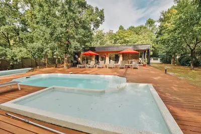 Image de Piscine chauffée, Sauna, fitness, 8 vélos, 250 m² terrasse, pingpong, au calme!