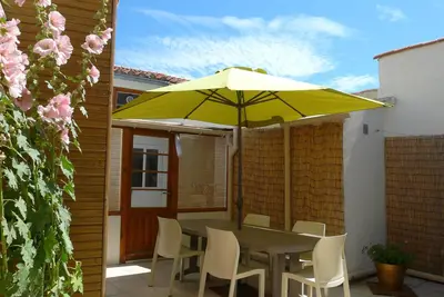 Maison proche plage et tous commerces, intérieur rénové, belle cour int