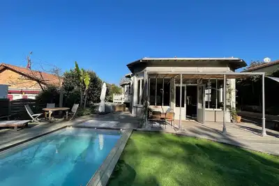 Image de Villa en ville d'hiver\/ piscine : calme, confort, authenticité \/11 personnes.