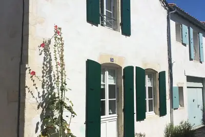 Image de Superbe maison de village au centre de la Flotte