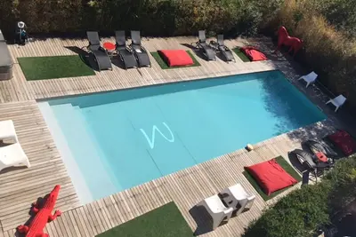 Image de studio 35m2 pour 3 dans villa avec sauna, spa, piscine, salle de fitness, parking.