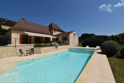 Image de Superbe périgourdine contemporaine avec piscine privée chauffée et climatisation