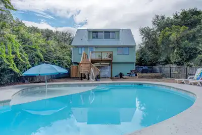 Image de Parfait emplacement Topsail avec piscine privée. Très propre, comprend le linge de maison.