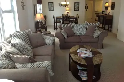 Image de Designer Style 8e étage Oceanfront Condo