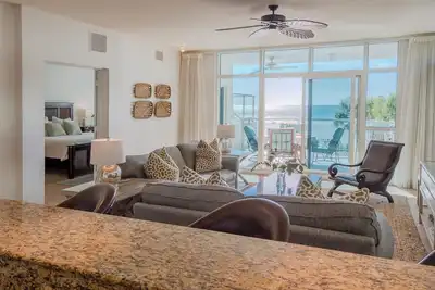 Image de Un vrai condo Front Beach w / escaliers privés à la plage!