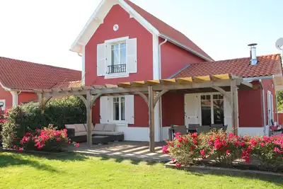 Image de Maison avec terrasse, cuisine extérieure et joli jardin pour profiter du soleil