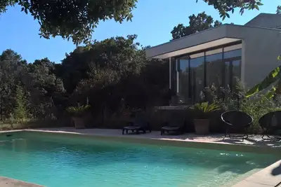 Image de Villa contemporaine dans grand jardin méditerranéen arboré, piscine protégée