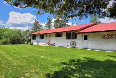Image de Petite balade dans Winthrop! Beaucoup de stationnement pour les véhicules récréatifs!