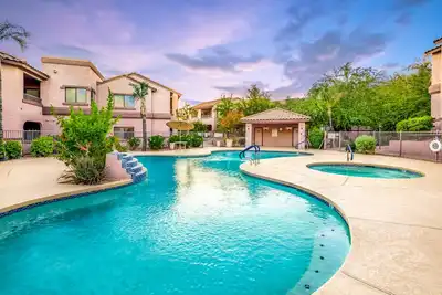Image de Vente flash, économisez plus maintenant, piscine chauffée, 2 patios, bain à remous, emplacement privilégié, plus