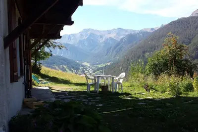 Image de Chalet d'Altitude en Nature avec Vue Panoramique sur la vallée.