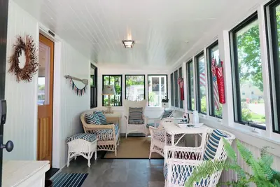 Image de Original Beach Cottage - à pied de la plage et du centre-ville