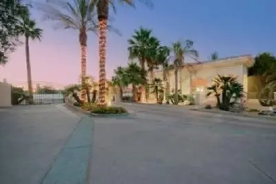 Image de 1 chambre + Den / chambre avec 2 salles de bain Condo dans la vieille ville de Scottsdale