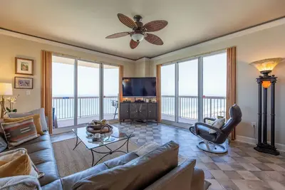 Image de 3br / 3ba ~ Ouest Coin End avec service de plage et superbes couchers de soleil.