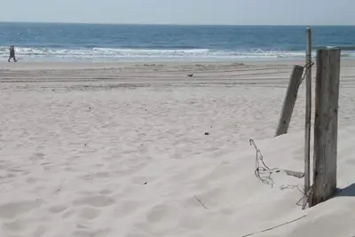 Image de Bonne affaire en bord de mer! Descendez de votre terrasse sur une grande plage!