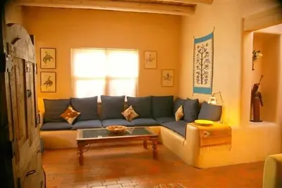Image de Marchez jusqu'Ă la place et cour de triage! Classic & charmante 2br / 2ba adobe casita