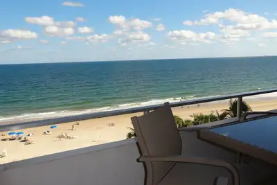 Image de Luxueux Condo 2br / 2Bath regarde directement sur Ocean Pool Beach Fort Lauderdale