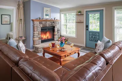 Image de Creekside Cottage - 30 acres avec piscine, ferme, bois, sentiers, rivière, près de la plage