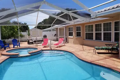 Image de Maison de vacances à 2 miles de la plage avec piscine d'eau salée et spa!