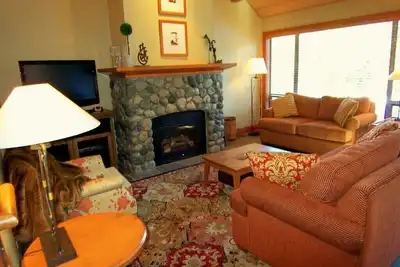 Image de Whistler Village 3 Bd + 3bth; Maison de ville de luxe, vue sur la montagne