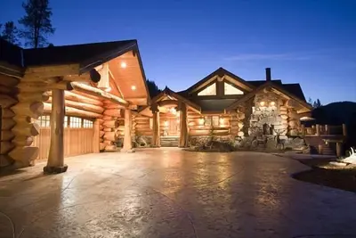 Image de Mt Shasta Majestic Retreat - Maison en bois rond de luxe avec vue spectaculaire sur les montagnes et le lac