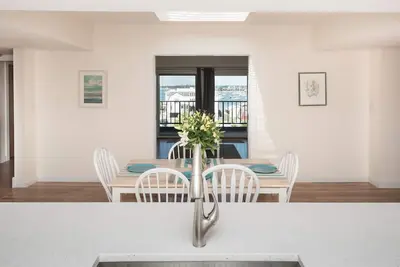 Image de Récemment rénové! Luxe, Newport Harbor Condo avec vue imprenable sur le front de mer
