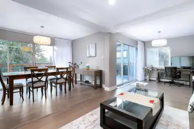 Image de Famille, moderne, relax, calme, maison au coeur de West Vancouver Ambleside